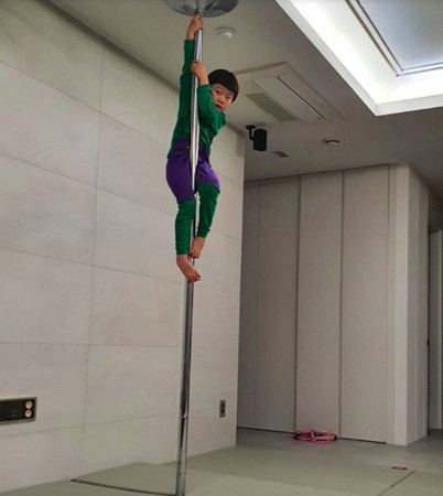 练出6块腹肌 掀衣有惊人冰块盒网看傻