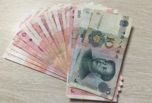 方向走过去,将这叠钱捡起来,清点了一下,17张一百元纸币和2张十元纸币