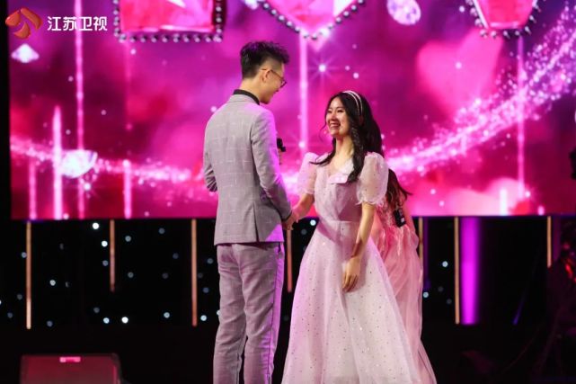 《新相亲大会》工地最帅监理牵手文艺女青年,霸道总裁式爱情观引热议