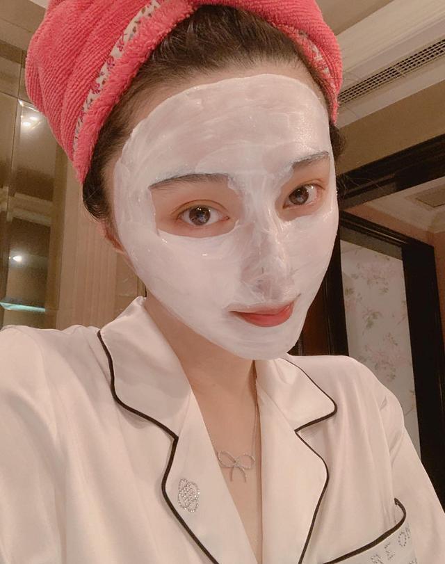 范冰冰晒敷面膜自拍照自赞是精致的女孩儿喜欢在网上淘便宜货