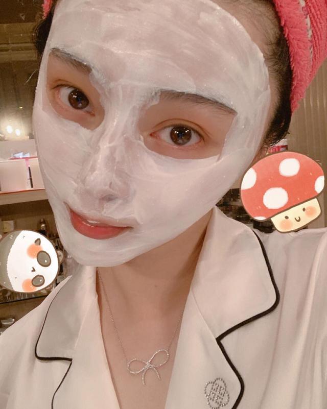 范冰冰晒敷面膜自拍照自赞是精致的女孩儿喜欢在网上淘便宜货