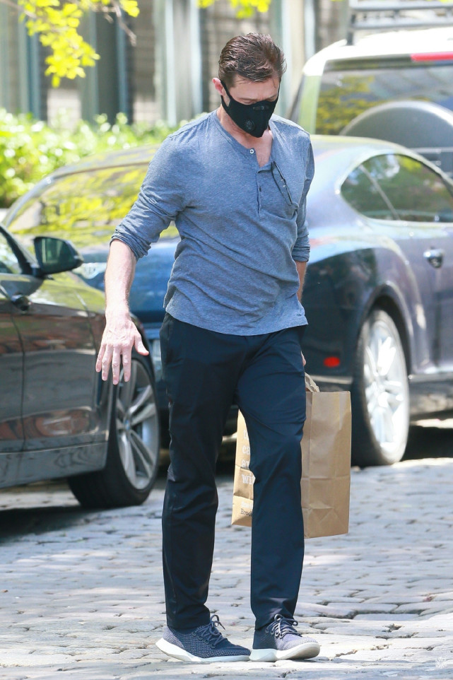 52岁"狼叔"休·杰克曼逛街!这强壮胸肌和麒麟臂,真的让人爱了