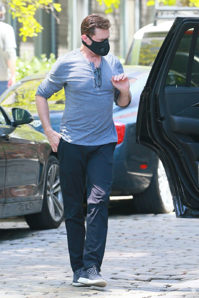 52岁"狼叔"休·杰克曼逛街!这强壮胸肌和麒麟臂,真的让人爱了