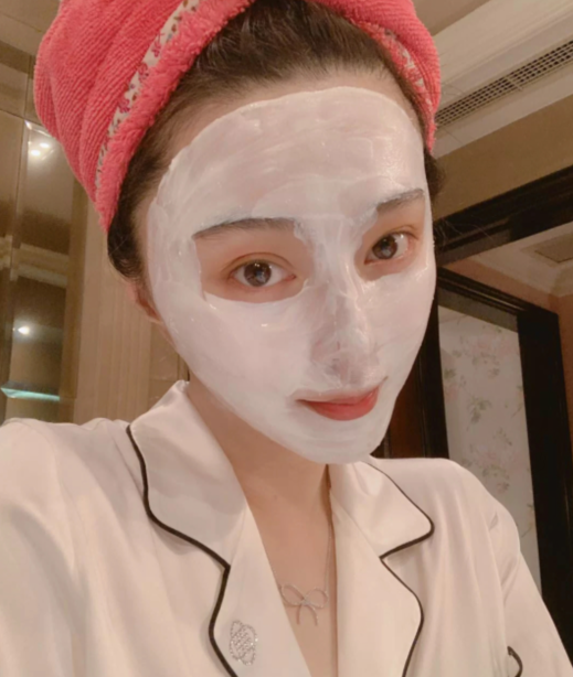 范冰冰穿睡衣敷面膜,身后豪宅装修富丽堂皇,依然受品牌方喜爱