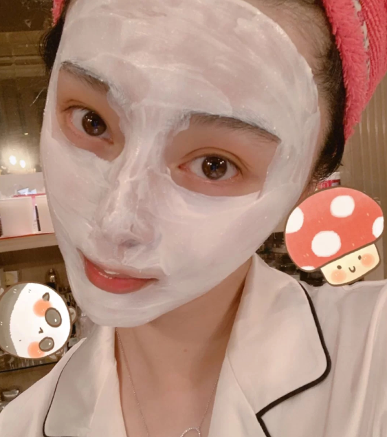 范冰冰穿睡衣敷面膜,身后豪宅装修富丽堂皇,依然受品牌方喜爱