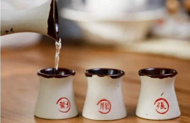 心理学:假如有人逼你,你会喝哪一碗毒酒?测在古代你是什么身份