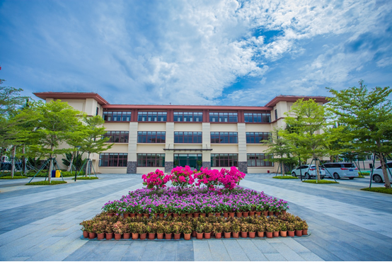 海南雅居乐衡石精英中学揭牌 "中国高中教育50强"落户清水湾