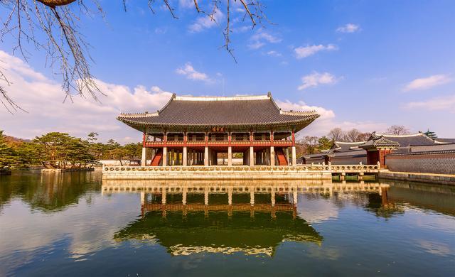 韩国故宫,中国人进去有种亲切的感觉,韩国人进去却需要翻译