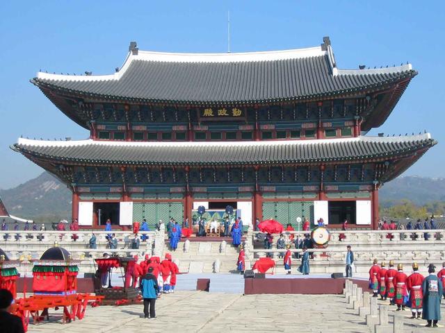 韩国故宫,中国人进去有种亲切的感觉,韩国人进去却需要翻译