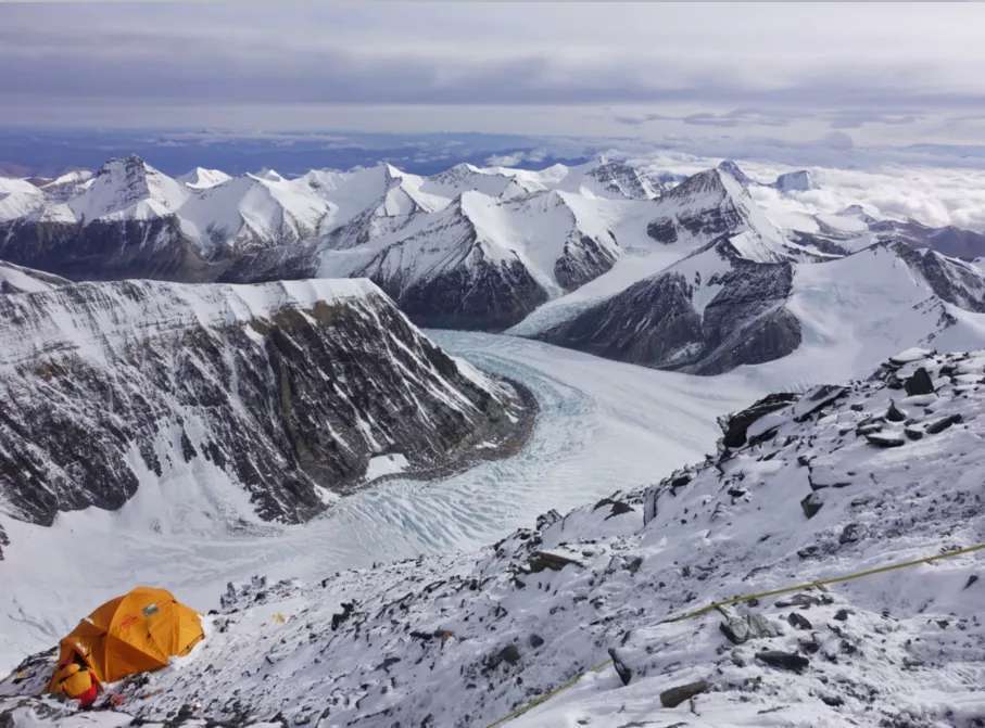 海拔7790米！珠峰高程测量登山队员抵达C2营地