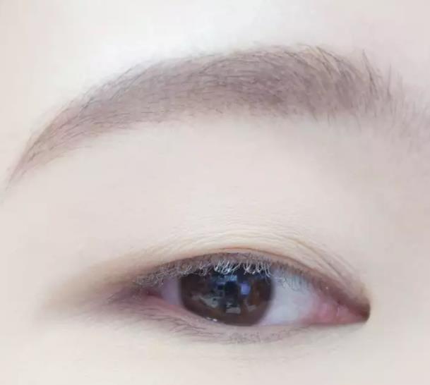 用心画的眼妆一睁眼就全消失？韩国女生的单眼皮桃花眼妆快来学