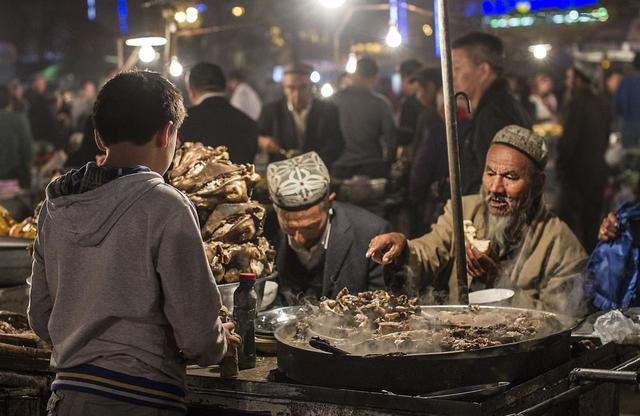 实拍新疆喀什夜市围着大锅吃羊肉喝奶酒热情且独具新疆风味