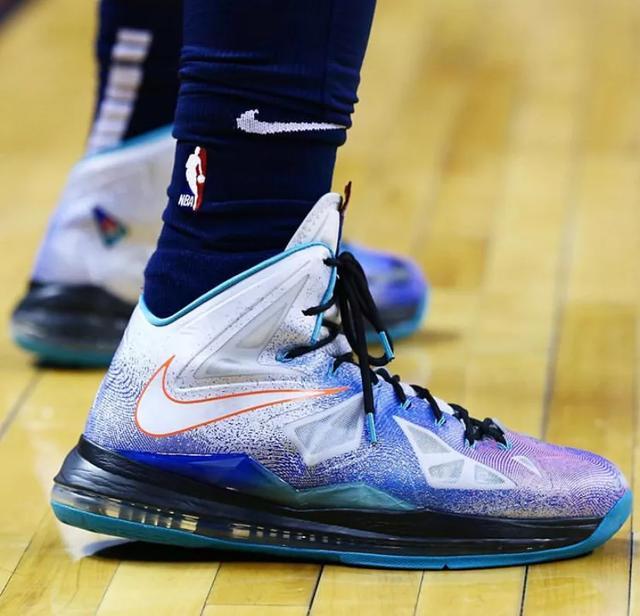 他還穿過一雙:nike lebron 10 blue diamond海軍藍配色的詹姆斯10代