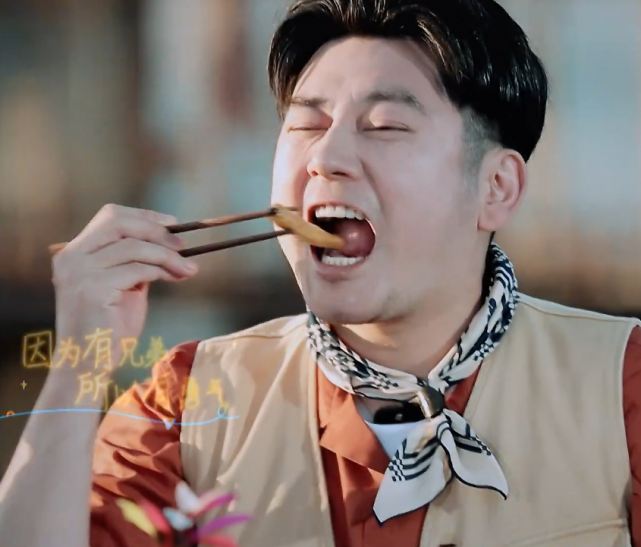 王一博钱枫到云南吃油炸大虫近镜头看清虫子有多大开眼界了