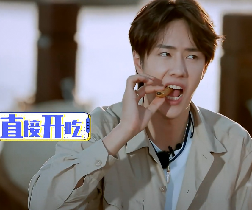 王一博钱枫到云南吃"油炸大虫"近镜头看清虫子有多大,开眼界了