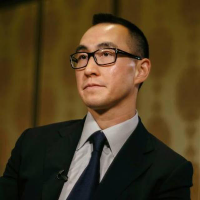 创业坚决不用父亲6亿资助,创造商业奇迹,私下竟还是"老婆奴"