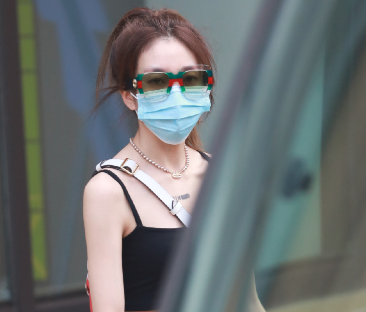 乃万终于敢穿了一回,抹胸背心搭配短裤,这身材爱了爱了_腾讯新闻