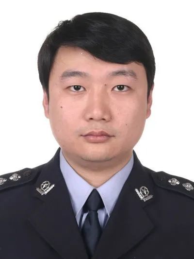 吉首市公安局交警大队大队长:罗志强 联系电话:18074370633 服务撑档