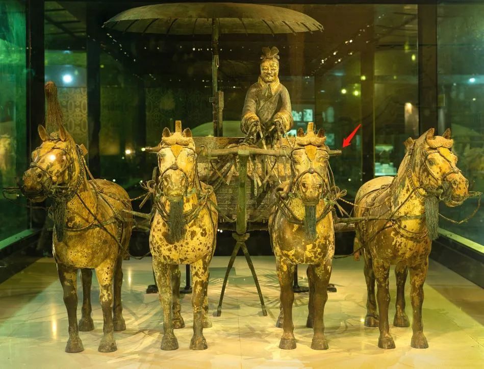 可能很多人不太清楚,它是一件马车上的装饰品,安装于车辕的前端,就是