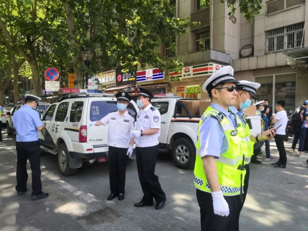 严查第一天!西安交警一盔一带纠违实况来