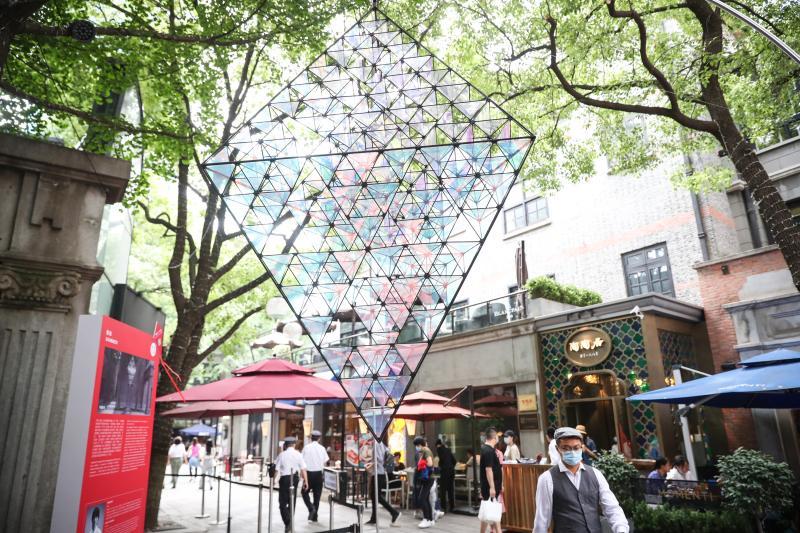 洋气上海新天地搞了个设计节25件创意艺术装置亮相