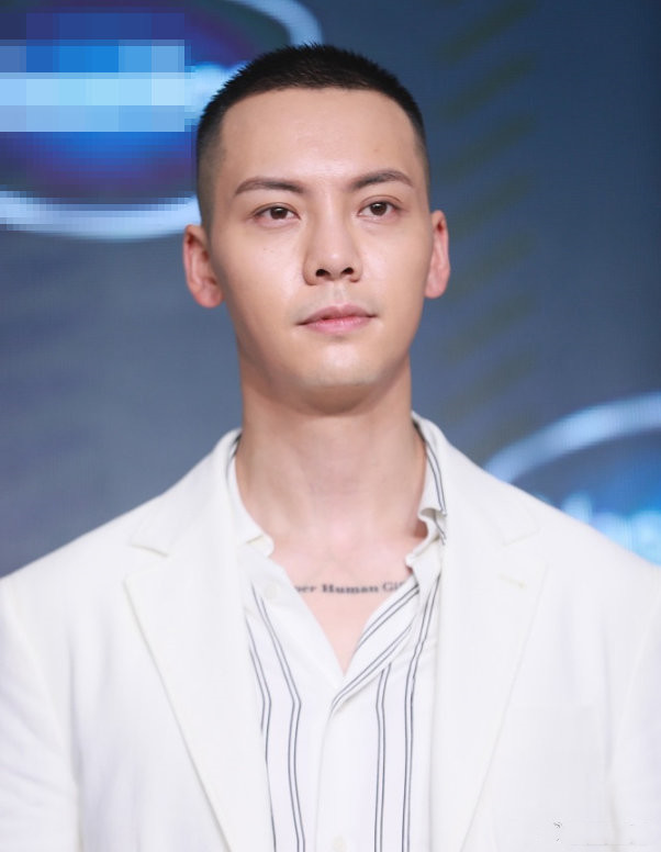 陈伟霆这款圆寸发型,是按照复古油头的裁剪技术,结合圆寸发型,设计出