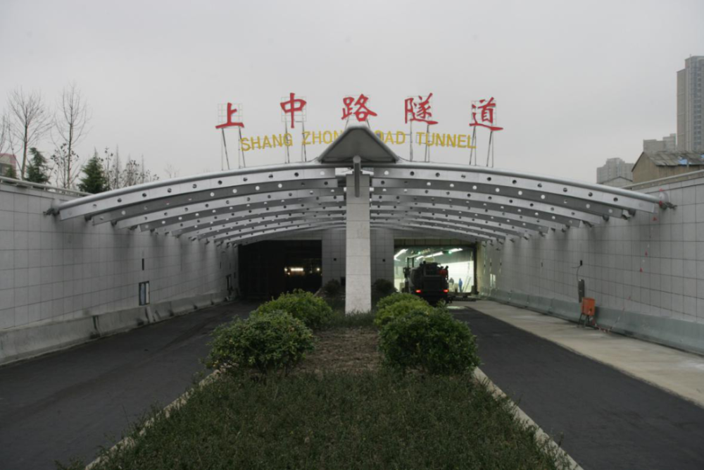 它是当时国内最大直径越江公路隧道.