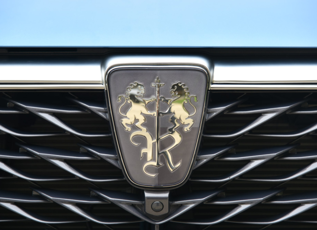 车标花纹更加扁平,全新的logo去掉了原有的金红黑三色,改为更加简洁的