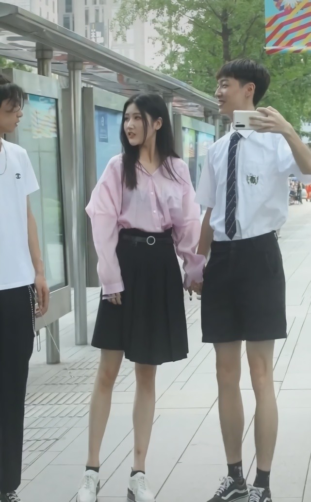 女孩子穿的裙子很新颖别致,有设计感,而男孩子穿的短裤则宽松而又帅气