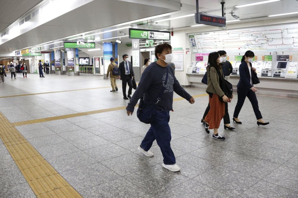 日本地铁站内人来人往