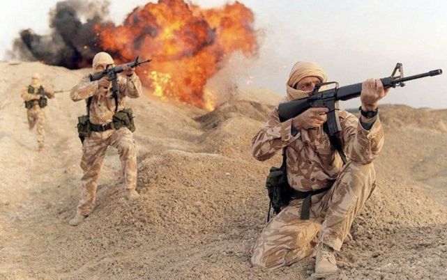 仅用一把铁锤,击杀一名武装分子