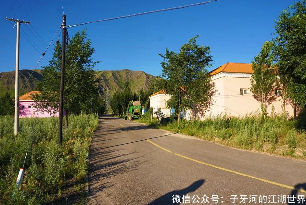 与早晨在阿拉善村冻得拿不住相机赶紧回屋裹上被子相比,这里就是夏天