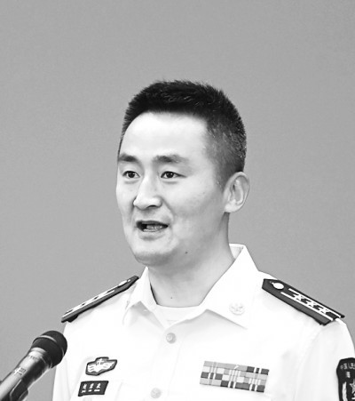 海军某导弹驱逐舰舰长赵岩泉代表:中国海军 值得信赖