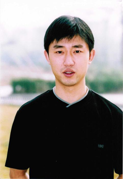 闫森19岁进入国家队,左手两面直板反胶的打法,成为当时国家队特殊打法