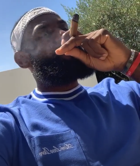 赤膊秀肌肉后,35岁詹皇晒生活:大口抽雪茄,口吐云雾尽显大佬范|詹姆斯