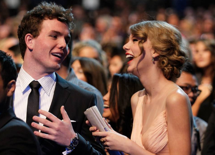 霉霉打响夺回专辑版权的战役组新乐队重新录制热门歌曲