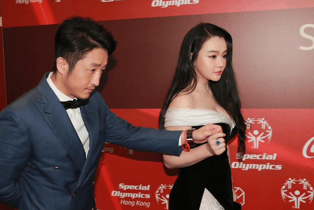 拳王邹市明与妻子机场秀恩爱,网友:天天机场秀啊