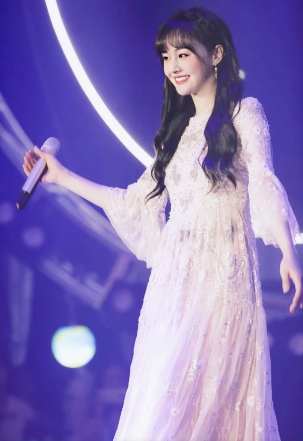 郑爽终于不自卑?胖10斤后穿公主裙,脸看起来都变自然了