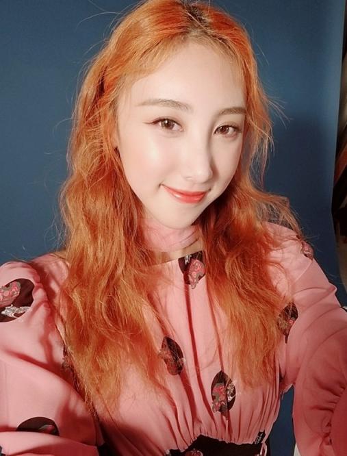 许靖韵恋情又添锤与神秘男十指紧扣大方逛街对方被扒是富二代