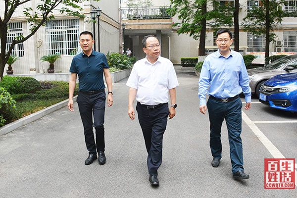 四川省教育厅总督学傅明莅临新都二中视导工作