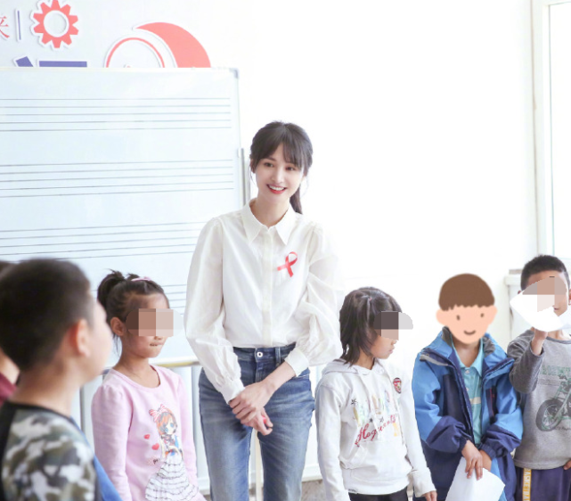 郑爽探访红丝带学校做公益,与艾滋学生近距离接触,直言很同情他们