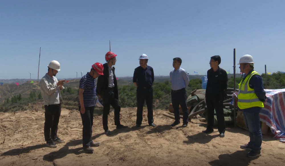 座谈会上,吕国煜详细了解了项目建设进展情况,并深