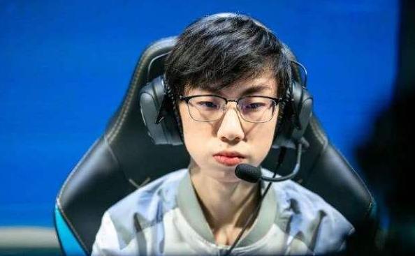 宝蓝打上王者一千点，粉丝大肆赞扬被玩家怒怼：这就是云玩家吗？