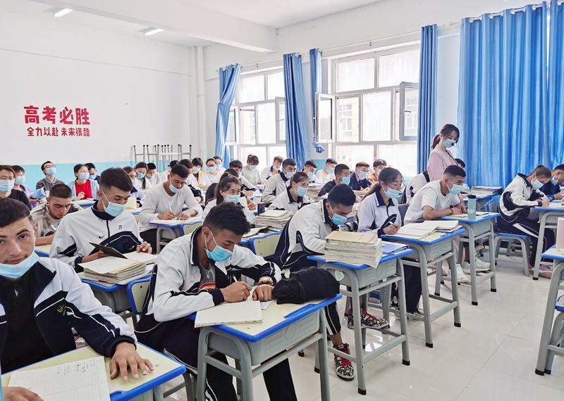 深圳对口支援的塔什库尔干塔吉克自治县(简称塔县)深塔中学,喀什市