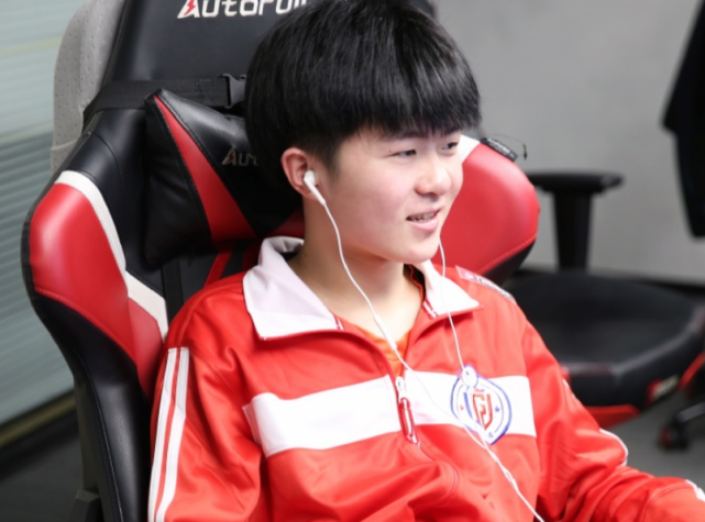 梦泪"骂瑶"道歉,lgd 江城游戏点投降被罚,kpl选手就这么难?