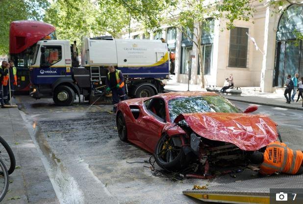 英国一法拉利撞上公交车,法拉利几乎报废,公交车只是"皮外伤"