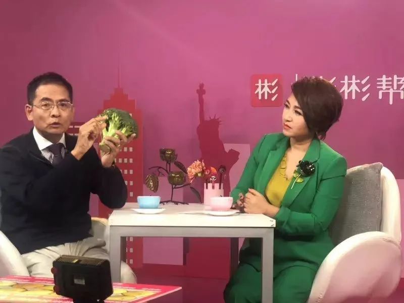 视频拍摄过程中的彬彬姐和郑慧正医生节目推出去之