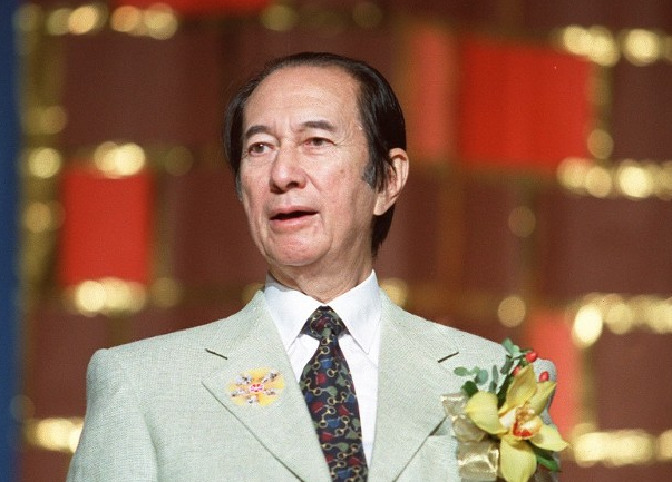 何超仪|赌王灵堂外一红衣女子现身，自称是赌王亲女儿，出生就被抱到山里