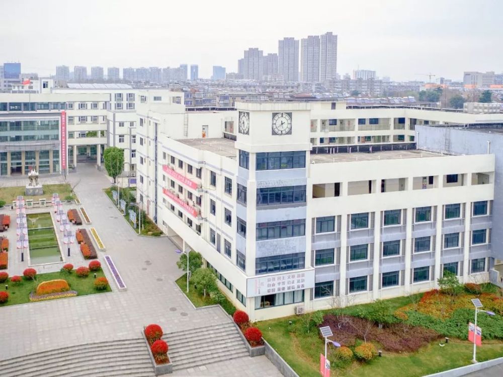 虽然新华书店离得也不远,但这里的百草园倒更符合南化二中小孩的口味.