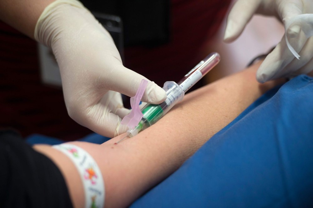 5月4日,在南非开普敦,一名志愿者参与卡介苗临床试验时抽血